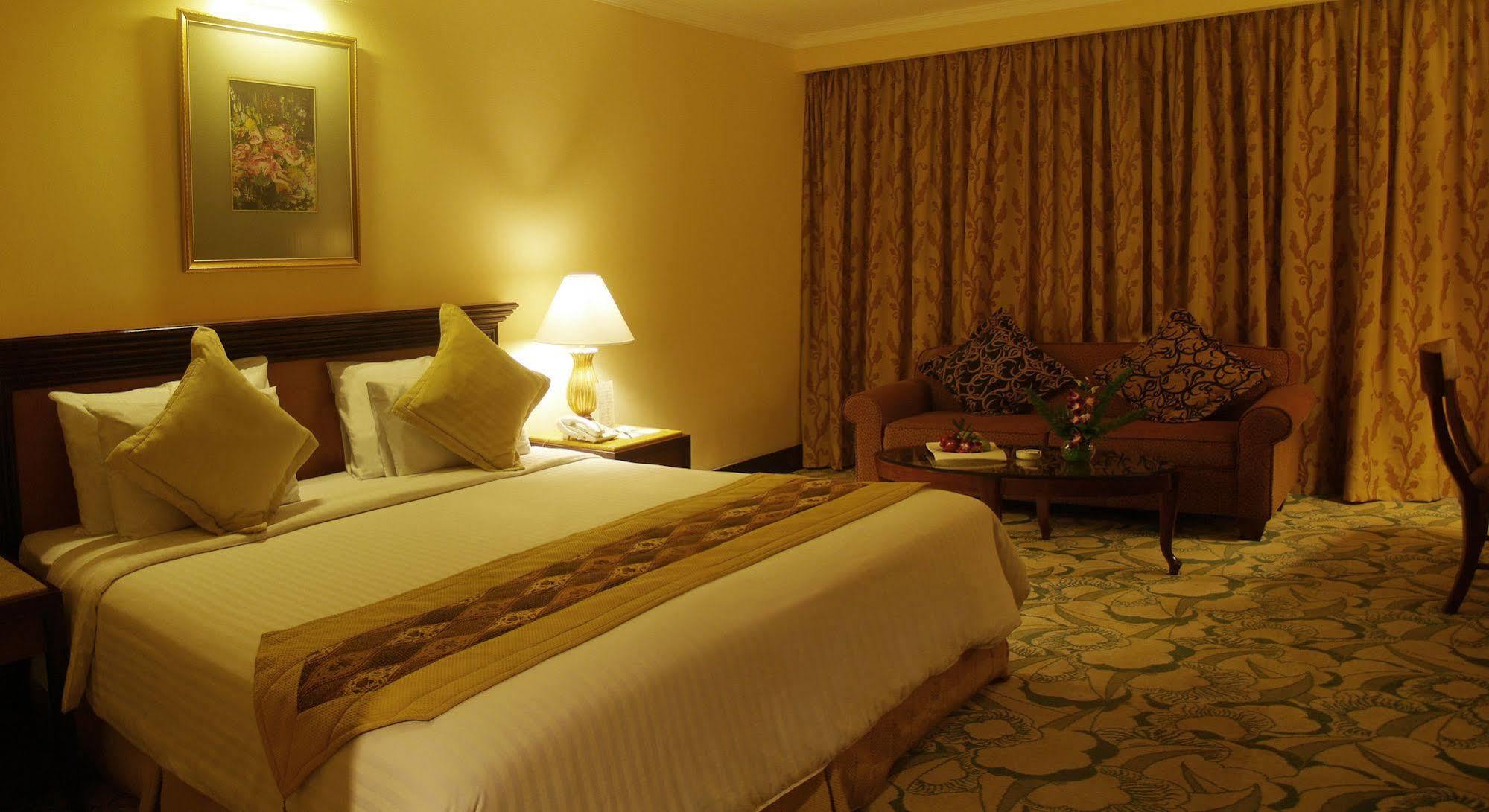 Aston Tropicana Hotel Бандунг Екстериор снимка