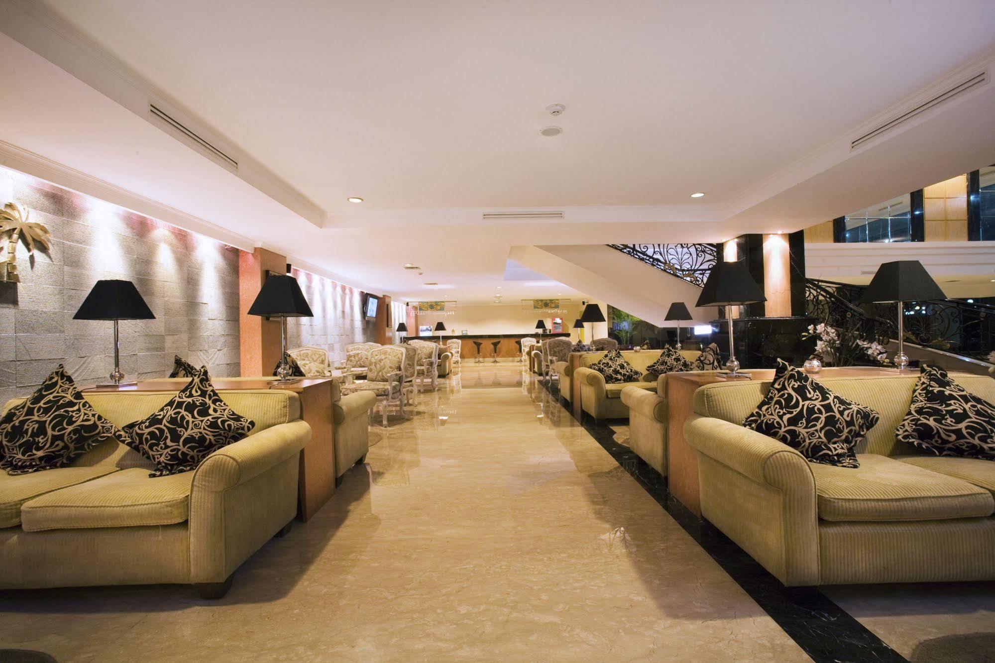 Aston Tropicana Hotel Бандунг Екстериор снимка