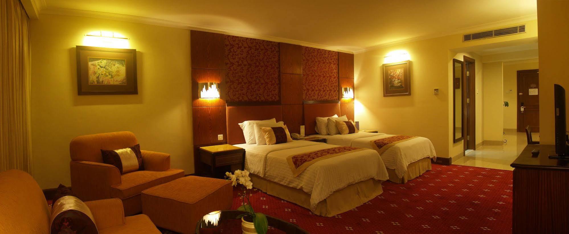 Aston Tropicana Hotel Бандунг Екстериор снимка
