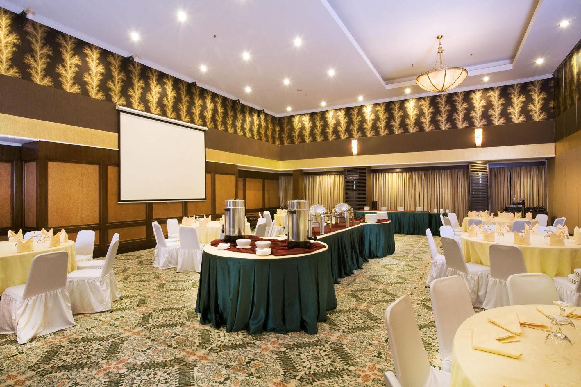 Aston Tropicana Hotel Бандунг Екстериор снимка