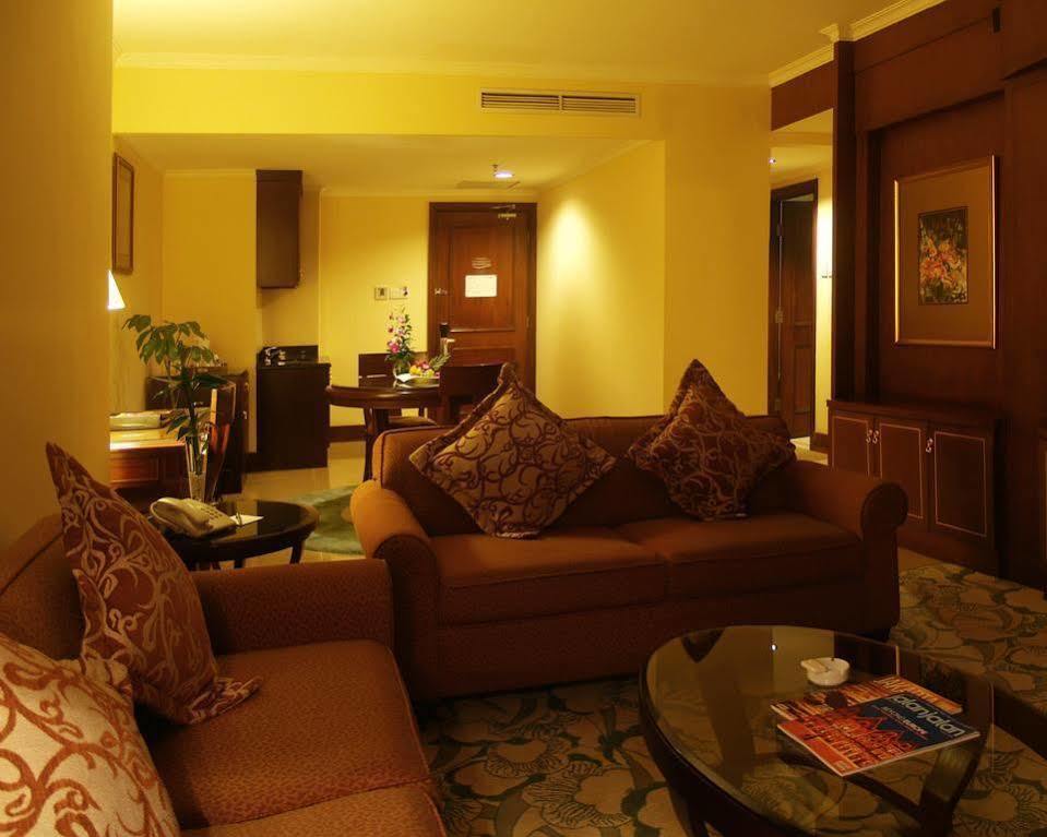 Aston Tropicana Hotel Бандунг Екстериор снимка